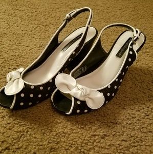 Black and white polka dot sling back wedges 7W